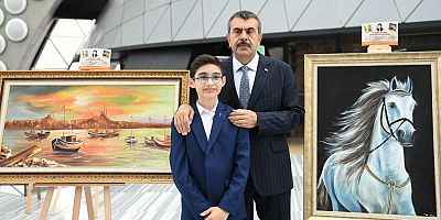 Bakan Tekin, Şehit Polis Hüseyin Gül'ün Oğlu Talha Gül'ün Sergisini Ziyaret Etti