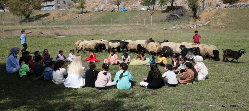 Bitlis'te Öğretmenler Öğrencileriyle Doğada Ders Yapıyor