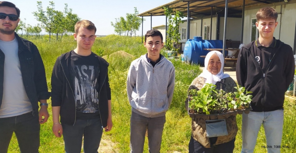 Öğrenciler Ürettikleri Fideleri, Köydeki Çiftçi Kadınlara Dağıttı