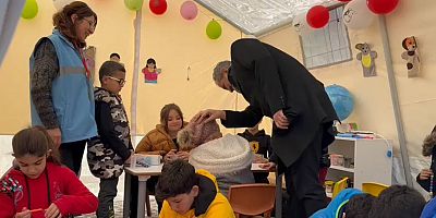 BAKAN ÖZER, PSİKOSOSYAL DESTEK MERKEZİNDE AFETZEDELERLE BİR ARAYA GELDİ