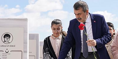 Bakan Tekin, Şehit Öğretmenler Abidesi'ni Ziyaret Etti