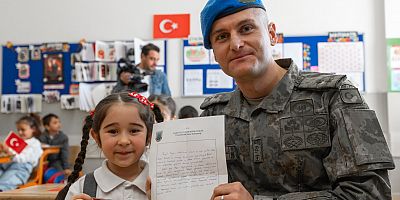 Mehmetçik, Kendisine Mektup Yazan İlkokul Öğrencilerine Yanıt Verdi