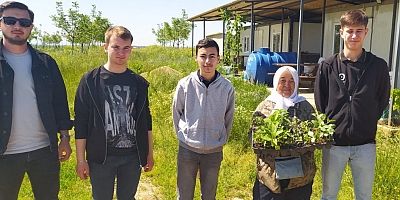 Öğrenciler Ürettikleri Fideleri, Köydeki Çiftçi Kadınlara Dağıttı