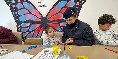 Osmaniye'de Depremi Yaşayan Çocuklar Jandarma Ablalarının Oyunlarıyla Moral Buluyor